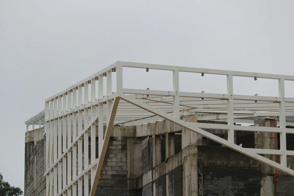 Estructura ligera montada sobre la cubierta de un edificio existente